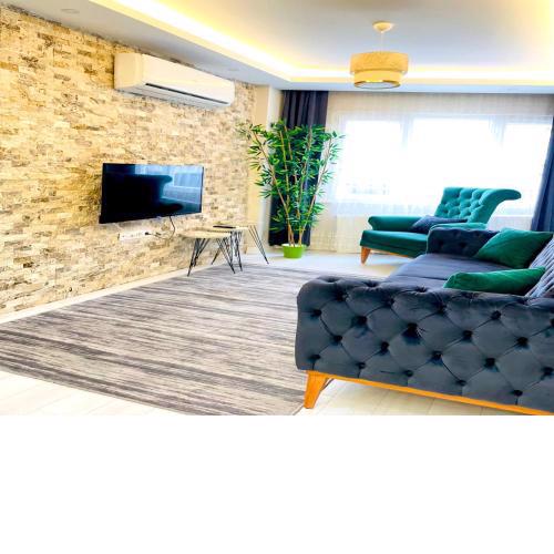 LUXE Bright 2bdr in Center
