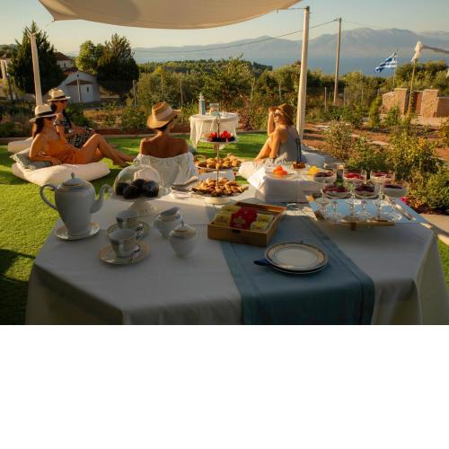 Luxe Villa Amfiario in Attica region, pool & breathtaking views!