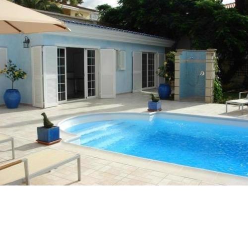 Luxuriöses Poolhaus mit Traumblick auf Meer, offener Wohn-Essbereich
