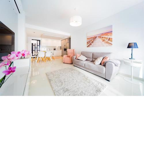 Luxurious 2 Bedroom Apartment near the beach