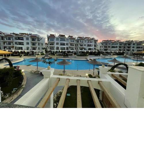 Luxurious 2-bedroom + pool view + private beach