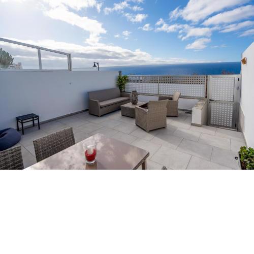Luxurious apartment with large terrace and sea views