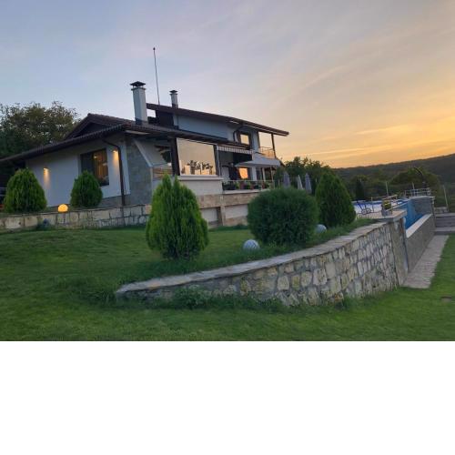 Luxurious Sunset Villa with Pool in Bozhichen
