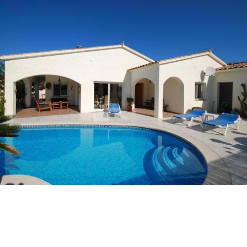 Luxurious Villa in Calonge with Swimming Pool