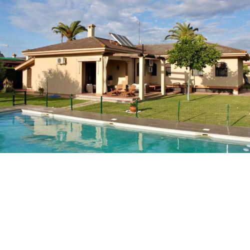 Luxurious villa. Prívate pool, Padel court. Subway