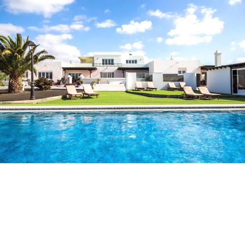 Luxurious villa with swimming pool & tennis court