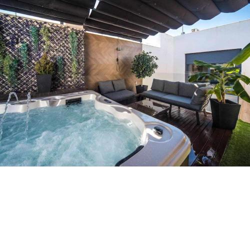 Luxuriously Lovely 3 bedroom with hot tubJacuzzi