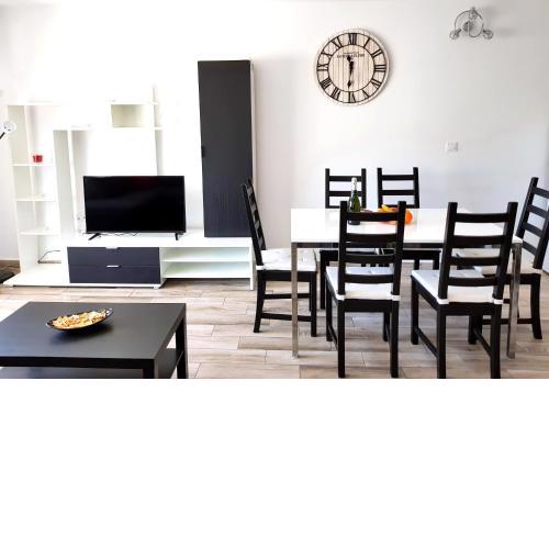Luxury 2 bedroom APT 50 m from beach