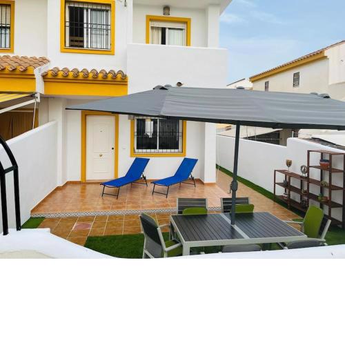 Luxury 3 Bed Villa, Massive Pool, Walking Distance of Restaurant's, Supermarkets & Beach