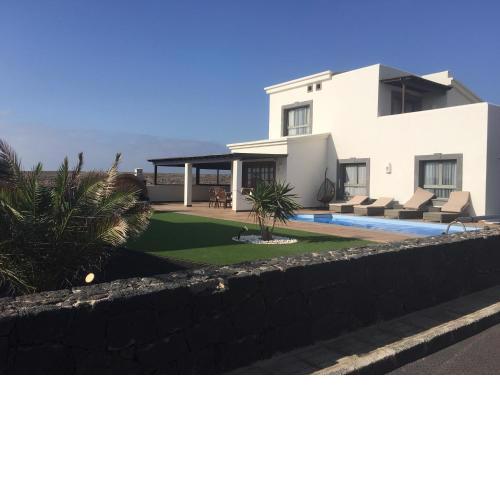 luxury 3bed Villa with heated private pool, full Sky and free WIFI