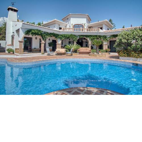 Luxury 4-bedroom villa, private pool and outhouse