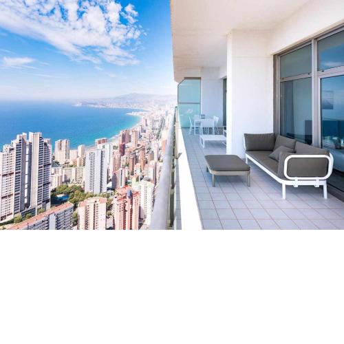 Luxury apartment on the 41st floor with stunning sea views