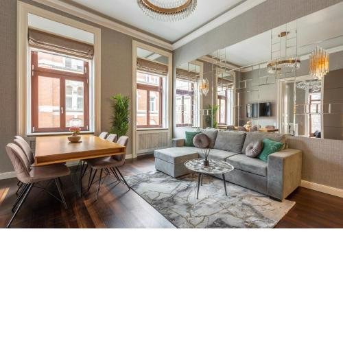 Luxury Apartment With Balcony next to the New York Café