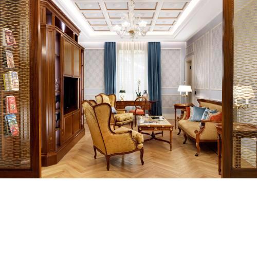 Luxury Apartments by Palazzo Portinari Salviati