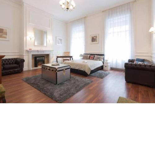 Luxury Art Deco Suite Close to Museum of Fine Arts