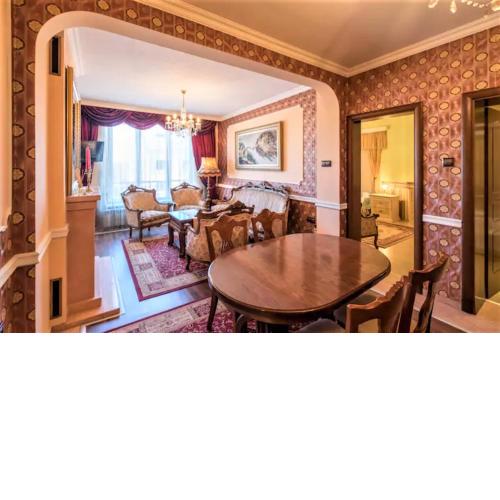 Luxury Baroque Interior in Perfect 1-bedroom Flat