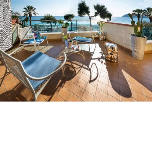 Luxury Beachfront Apartment Taormina Pool and Parking