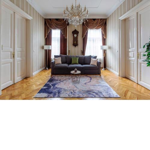 Luxury Central Home next to the New York Café