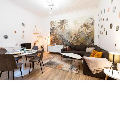 Luxury City Center apartment next to New York Cafe