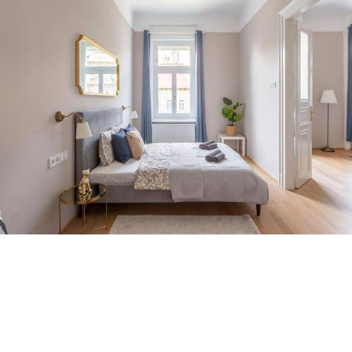 Luxury Elizabeth Residence next to the New York Café