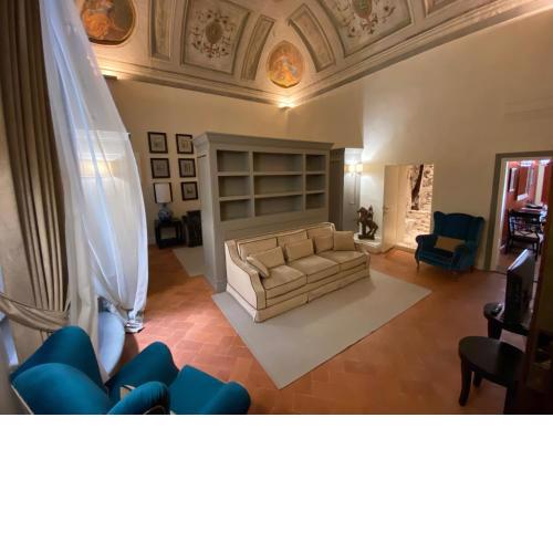 Luxury frescoed apartment in the center