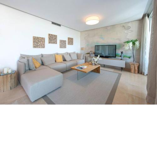 LUXURY PENTHOUSE MARBELLA WIFI POOLS NETFLIX GOLF