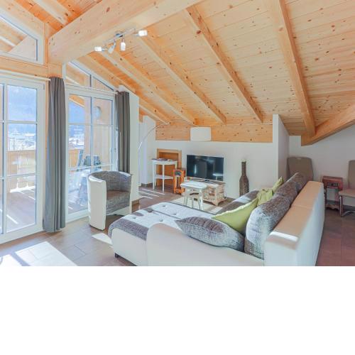 Luxury penthouse with Balcony Ski Storage Carport Lift