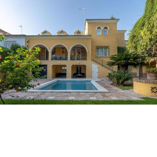 Luxury pool villa at Malaga's best beach!