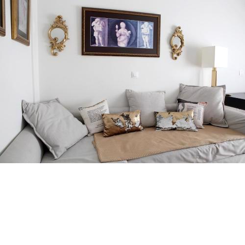 Luxury, Spacious apartment near Megaro Mousikis. Ideal for professionals and families.