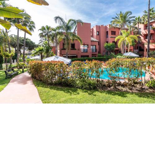 Luxury Spacious Penthouse & garage 150m to Beach
