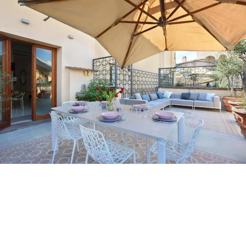 LUXURY suite with amazing Terrace in Florence-hosted by Sweetstay