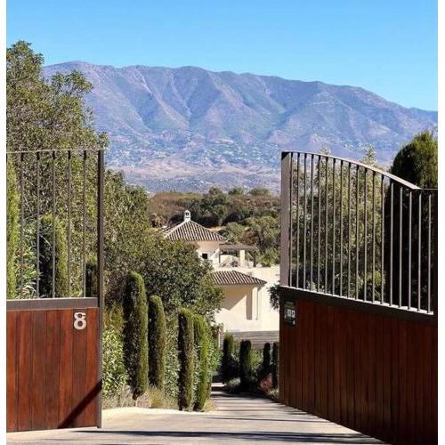 Luxury & Sunny Apartment with Breathtaking View in Marbella East