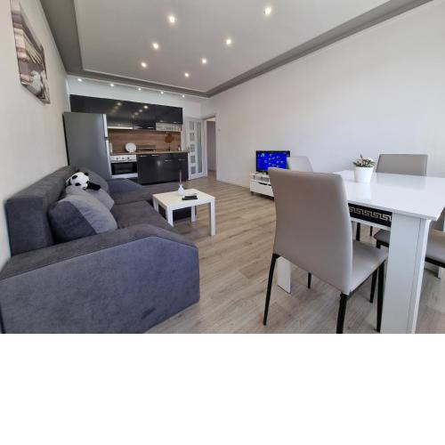 Luxury two bedroom apartment with free parking