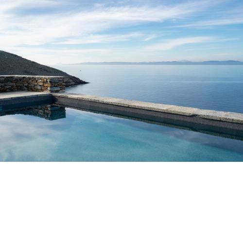 Luxury villa Ammos with a swimming pool overlooking the beach of Xyla on the island of Kea