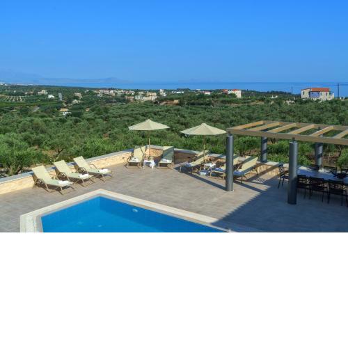 Luxury Villa Aria with Pool & Children's Area, 5km to Beach!