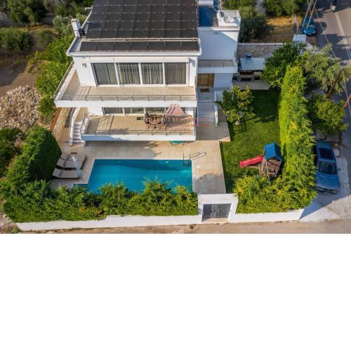 Luxury Villa Loutraki with private heated pool
