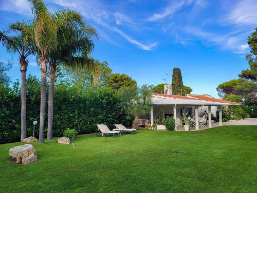 Luxury villa next to the beach with huge garden
