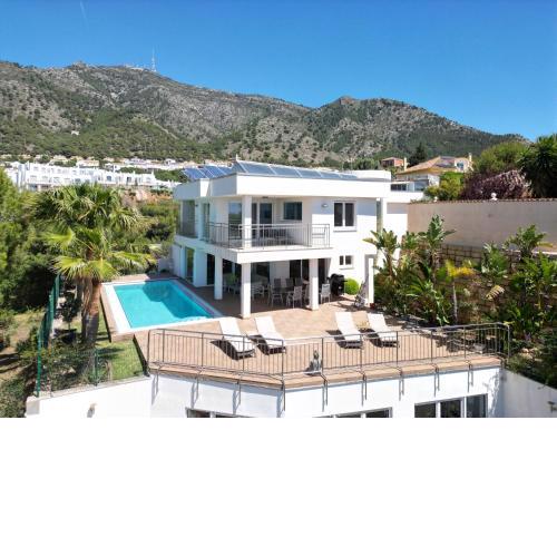 Luxury Villa Sun and Breeze - Salt Water Pool and BBQ