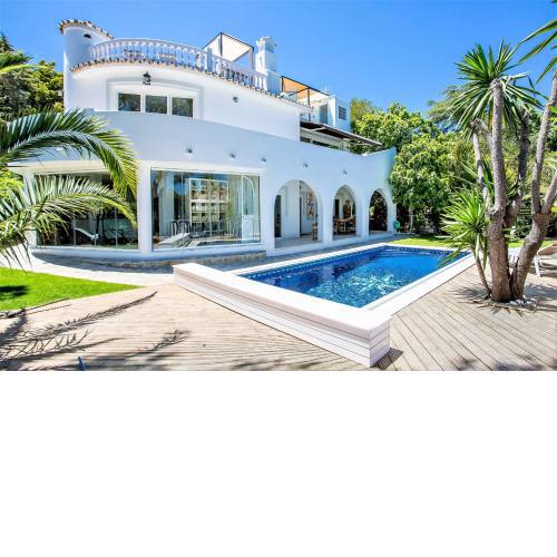 Luxury Villa with swimming pool and Jacuzzi