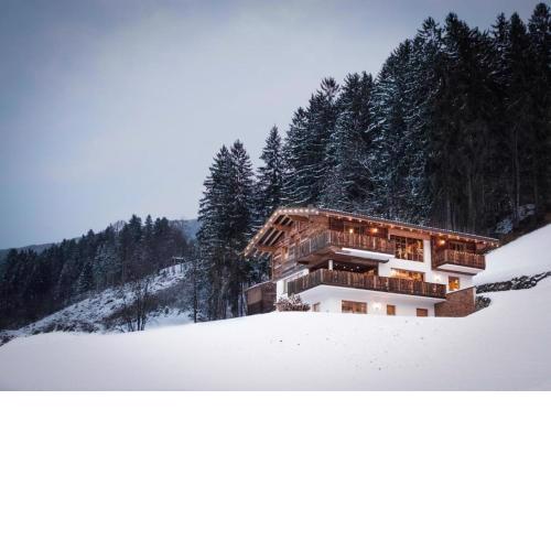 Luxuschalet im Zillertal, Nähe Golfplatz und dem neu erbautem Skigebiet Spieljochbahn in exponierte
