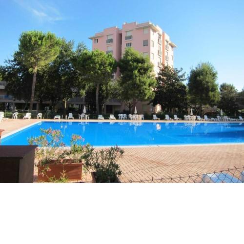 M257 - Marcelli, bilocale in residence con piscina