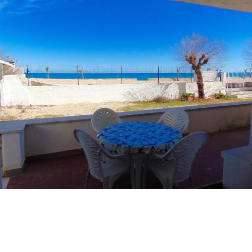M263 - Marcelli, trilocale con portico fronte mare