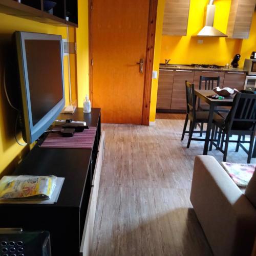 M334 – Marcelli, bilocale con giardino a 30 mt dal mare
