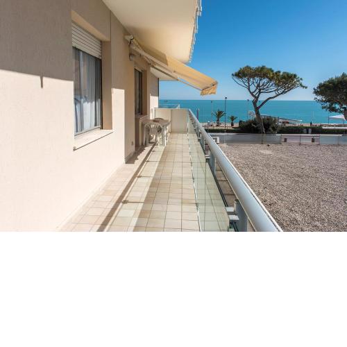 M340 - Marcelli, accogliente trilocale fronte mare con balcone
