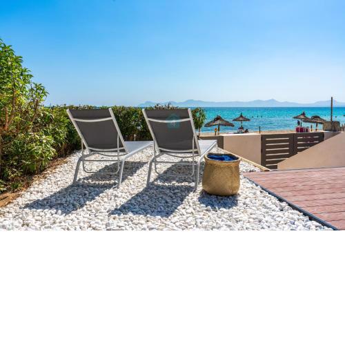 M4R 04 Villa Laura Front line beach house