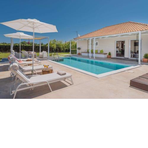 Madini Luxury villa with private heated pool