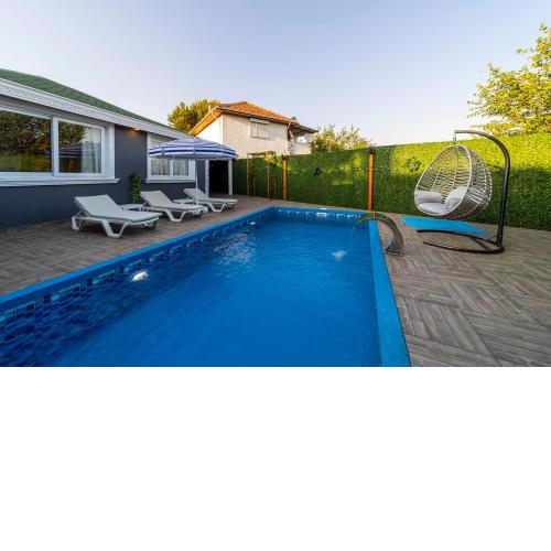 Magnificent Villa with Private Pool and Terrace Close to the Airport in Muratpasa