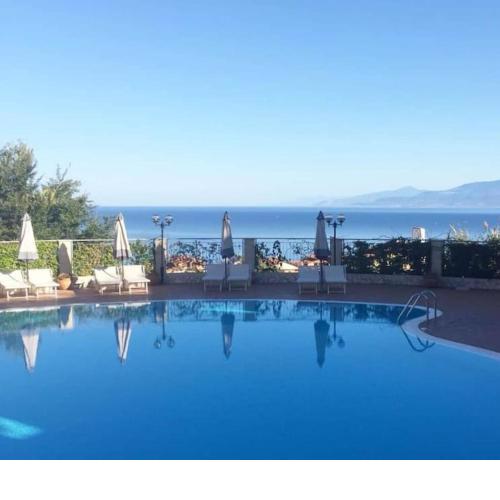 Magnifico appartamento con vista panoramica sul mare, terrazza sul tetto e ampio balcone