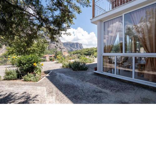 Majestic view Home just under Meteora Unesco Site