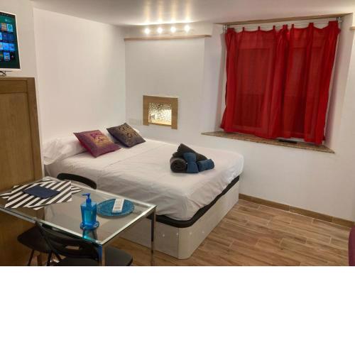 Malagueña Salerosa "Apartamento - estudio con terraza" En casa típica de 1 a 4 dormitorios